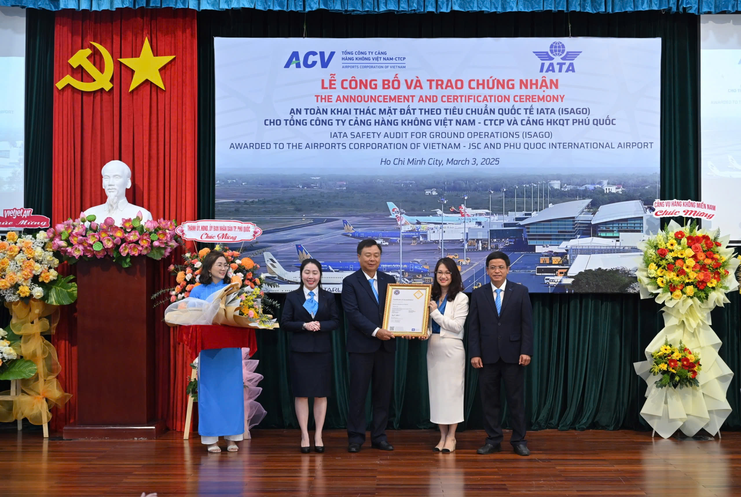 Đại diện lãnh đạo IATA trao chứng nhận ISAGO cho Đại diện lãnh đạo Cảng HKQT Phú Quốc